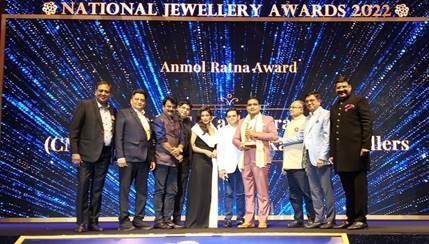 Mr. T S Kalyanaraman presented the ‘Anmol Ratna’ Award at National Jewellery Awards 2022